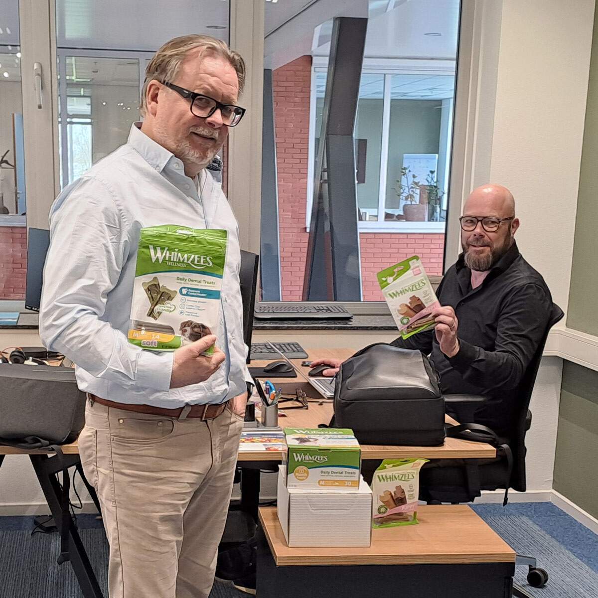 Koen & Koen nemen een Gronings compliment in ontvangst na de implementatie van IFS Cloud bij Wellness Pet Company