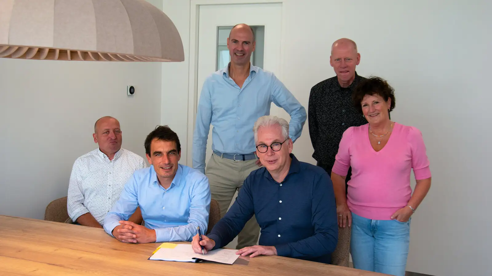 Ondertekening tijdens de start van het project